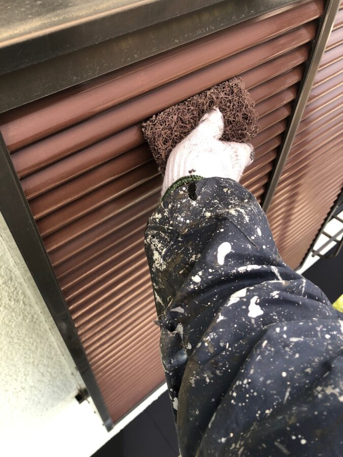 八王子市-E様邸-外壁屋根塗装工事　雨戸ケレン